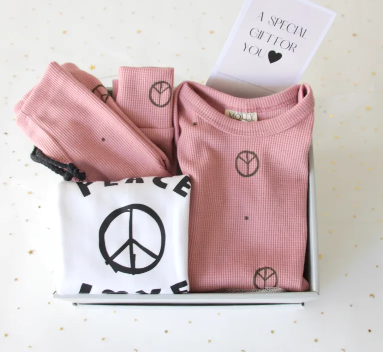 מארז מתנה בגדים Peace לילדים ופעוטות Molly