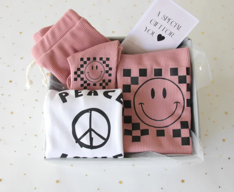 מארז מתנה בגדים סמיילי Peace לילדים ופעוטות Molly