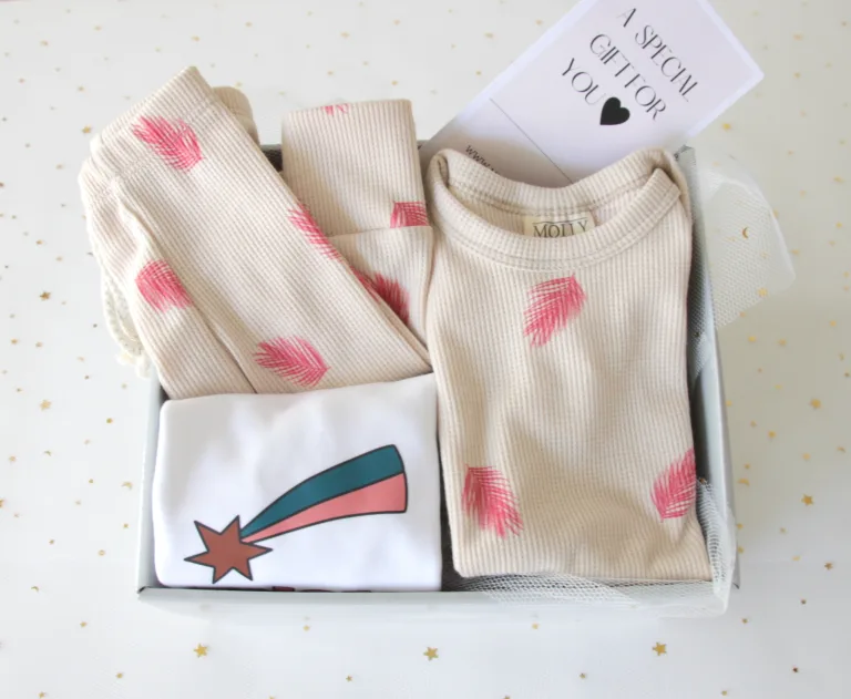 מארז מתנה בגדים עלים לילדים ותינוקות Molly