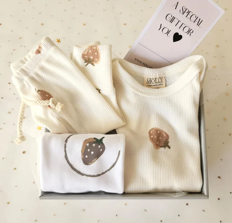 מארז מתנה בגדים תותים לילדים ותינוקות Molly