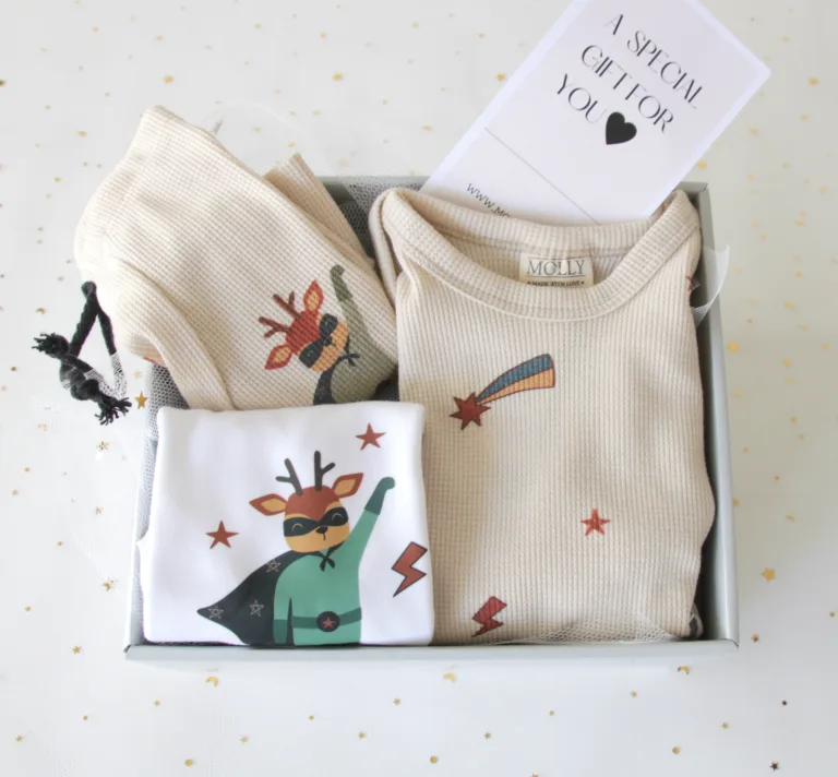 מארז מתנה בגדים גיבורי על לתינוקות ופעוטות Molly