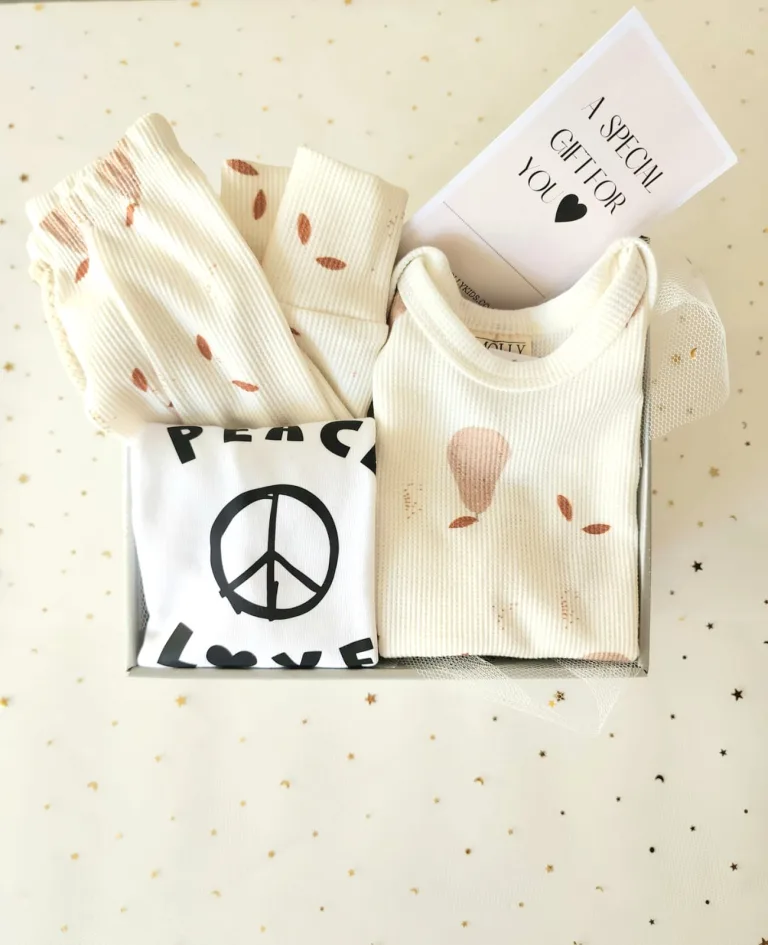 מארז מתנה בגדים אגסים Peace לתינוקות ופעוטות Molly