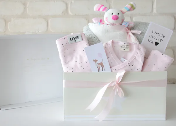 מארז לידה ליולדת שמיכה חמימה ורעשן אחיזה Molly מארז לידה ליולדת שמיכה חמימה ורעשן אחיזה Molly