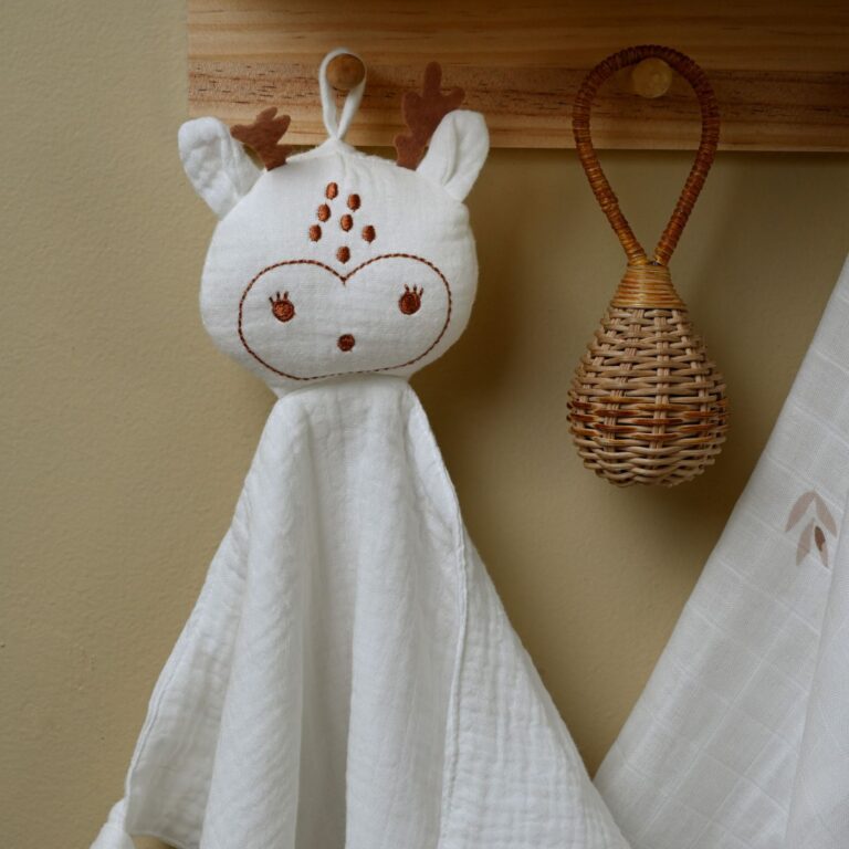 פעלולון שמיכי לשינה ולמשחק עם תופסן מוצץ איילה